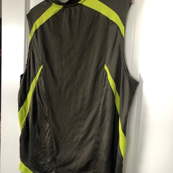 Sleeveless Workout Shirt with media pocket sz L - Picture 3 of 4